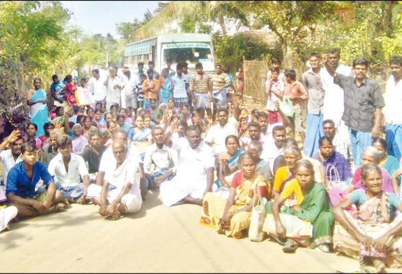 பொருட்கள் தட்டுப்பாடு காரணமாக ரேஷன் கடை மூடப்பட்டது; பொதுமக்கள் சாலை மறியல்