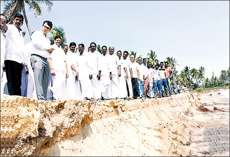 தாழங்குடா கிராமத்தில் கடல் சீற்றத்தால் மண் அரிப்பு ஏற்பட்ட பகுதியை அமைச்சர் எம்.சி.சம்பத் பார்வையிட்டார்