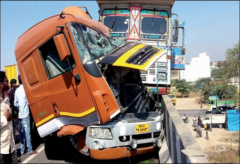 ஊத்துக்குளி அருகே பாலத்தின் தடுப்பு சுவரில் மோதிய லாரிகள்