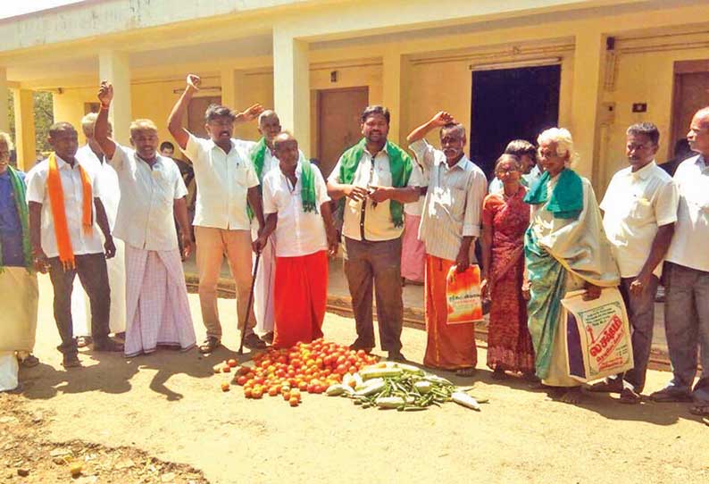 காய்கறிகளை தரையில் கொட்டி விவசாயிகள் போராட்டம்