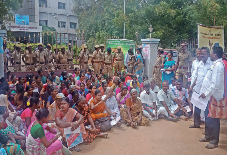 ஆலங்குளம் தாலுகா அலுவலகத்தில் பீடித்தொழிலாளர்கள் முற்றுகை இலவச வீட்டுமனை பட்டா வழங்க கோரிக்கை