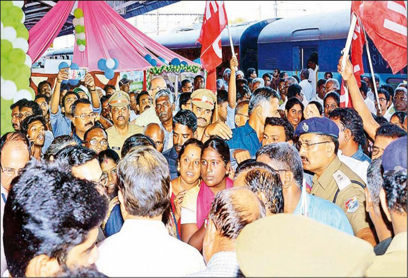 விருதுநகரில் குடியிருப்புக்கு பாதை கோரி ரெயில்வே பொதுமேலாளரை முற்றுகையிட்ட ஊழியர் குடும்பத்தினர்