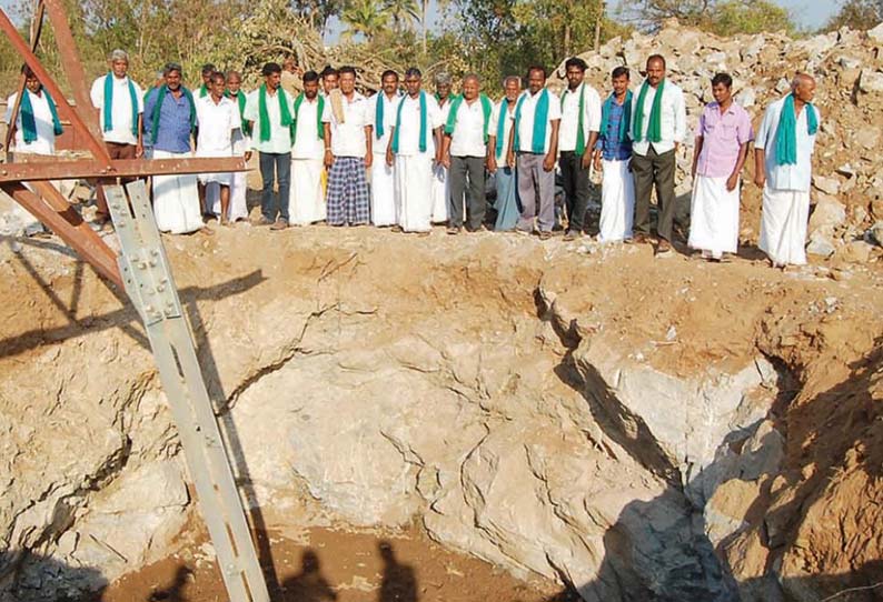 உயர் மின்கோபுரம் அமைக்கும் பணி: அகற்றப்பட்ட மரங்களுக்கு இழப்பீடு வழங்கக்கோரி போராட்டம்