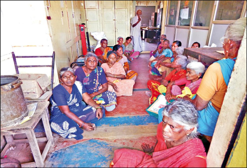 ரேஷன்பொருட்கள் வினியோகத்தை முறைப்படுத்தக்கோரி கூட்டுறவு பண்டகசாலையை முற்றுகையிட்ட பெண்கள்