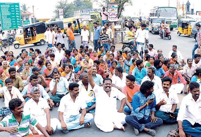 கடைகள் மற்றும் வீடுகளில் மின் இணைப்பை துண்டிக்க எதிர்ப்பு தெரிவித்து பொதுமக்கள் சாலை மறியல்