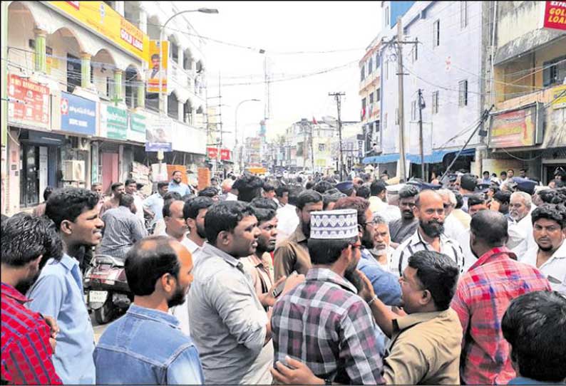 ஆக்கிரமிப்புகளை அகற்ற எதிர்ப்பு தெரிவித்து வியாபாரிகள் சாலை மறியல்