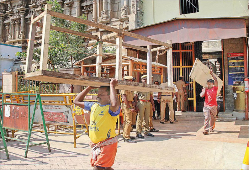 மதுரை மீனாட்சி அம்மன் கோவிலுக்குள் பக்தர்கள் செல்போன் கொண்டு செல்ல தடை, ஐகோர்ட்டு உத்தரவு