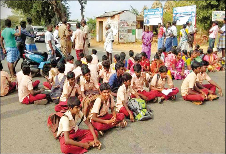 டி.கல்லுப்பட்டி-ஸ்ரீவில்லிபுத்தூர் அரசு பஸ் நிறுத்தம்; மாணவர்கள், கிராம மக்கள் சாலை மறியல்