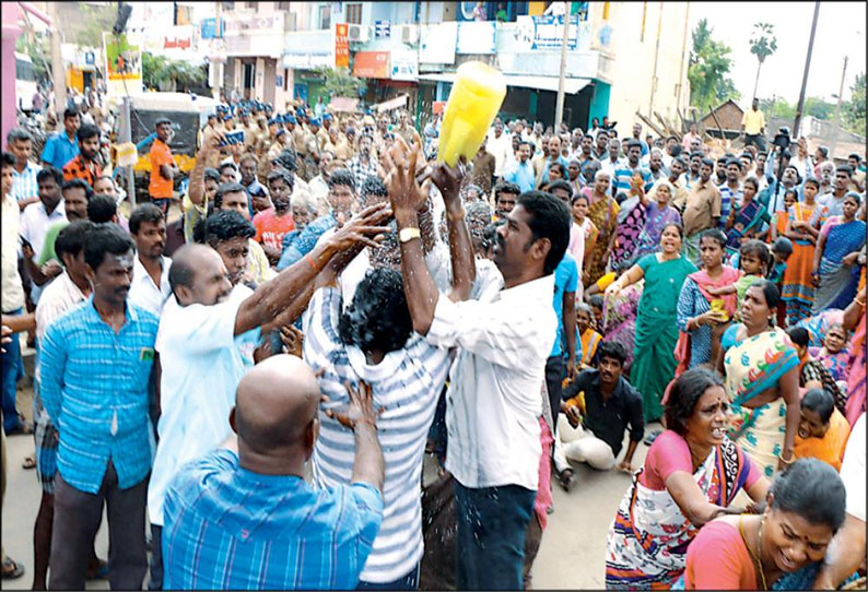 கெடிலம் ஆற்றங்கரையை ஆக்கிரமித்து கட்டப்பட்டிருந்த கடைகள் அகற்றம், பெண் உள்பட 5 பேர் தீக்குளிக்க முயற்சி