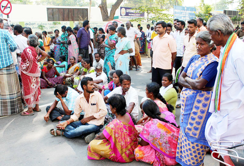 பெண்ணின் உடலை பிரேத பரிசோதனை செய்ய தாமதம்; உறவினர்கள் சாலை மறியல்