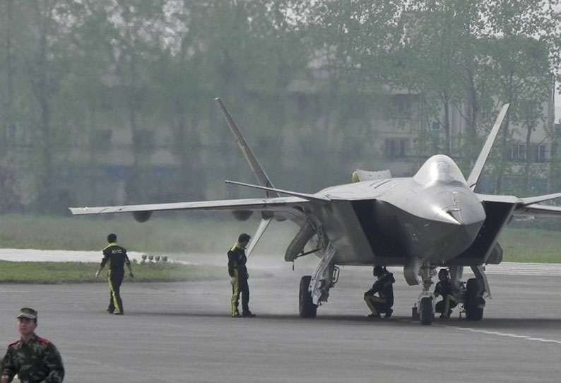 ரேடார் மூலம் கண்டறிய முடியாத அதி நவீன போர் விமானத்தை தனது கடற்படையில் இணைத்தது சீனா ரேடார் மூலம் கண்டறிய முடியாத அதி நவீன போர் விமானத்தை தனது கடற்படையில் இணைத்தது சீனா