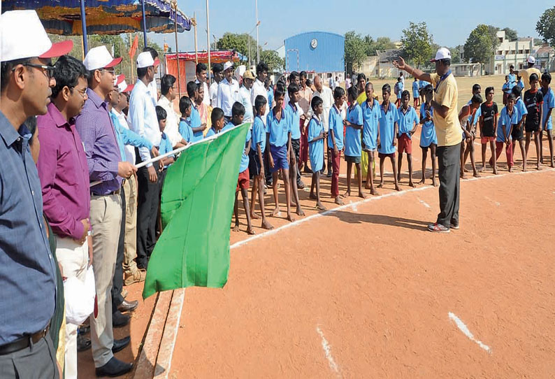 அரசு விடுதி மாணவர்களுக்கு விளையாட்டு போட்டி கலெக்டர் வெங்கடேஷ் தொடங்கி வைத்தார்