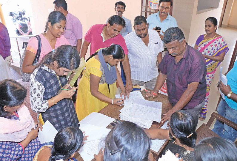 தமிழக அரசின் மானிய விலை ஸ்கூட்டருக்கு விண்ணப்பிக்க அரசு அலுவலகங்களில் அலைமோதிய பெண்கள் கூட்டம்