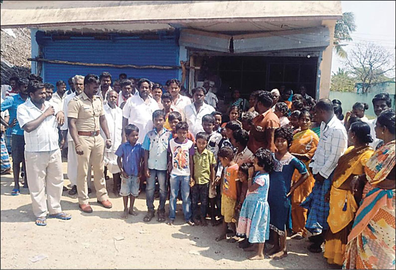 மூங்கில்துறைப்பட்டு அருகே டாஸ்மாக் கடையை மூடக்கோரி கிராம மக்கள் போராட்டம்