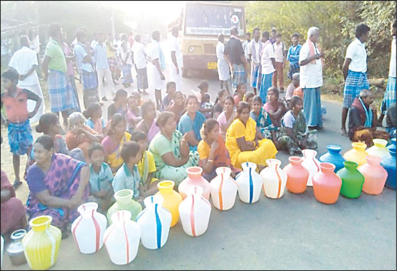 காட்டுமன்னார்கோவில் அருகே காலி குடங்களுடன் கிராம மக்கள் சாலை மறியல்