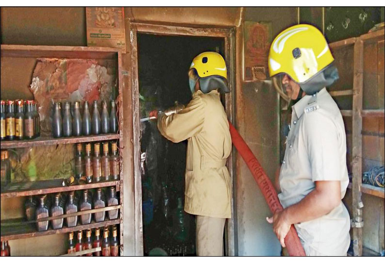 கம்பம் அருகே டாஸ்மாக் கடைக்கு தீ வைப்பு