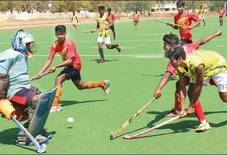 அண்ணா விளையாட்டு மைதானத்தில் மாவட்ட அளவிலான ஆக்கி- கைப்பந்து போட்டி