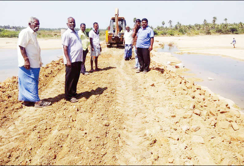 அகரம்சேரி பாலாற்றில் ரூ.1 லட்சம் நிதி திரட்டி சாலை அமைத்த பொதுமக்கள்