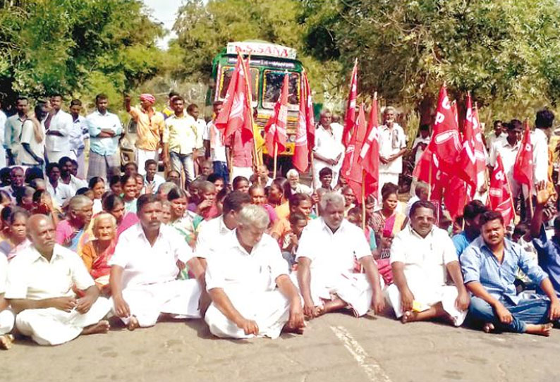 ரேஷன் பொருட்கள் வழங்கக்கோரி இந்திய கம்யூனிஸ்டு கட்சியினர் சாலை மறியல்