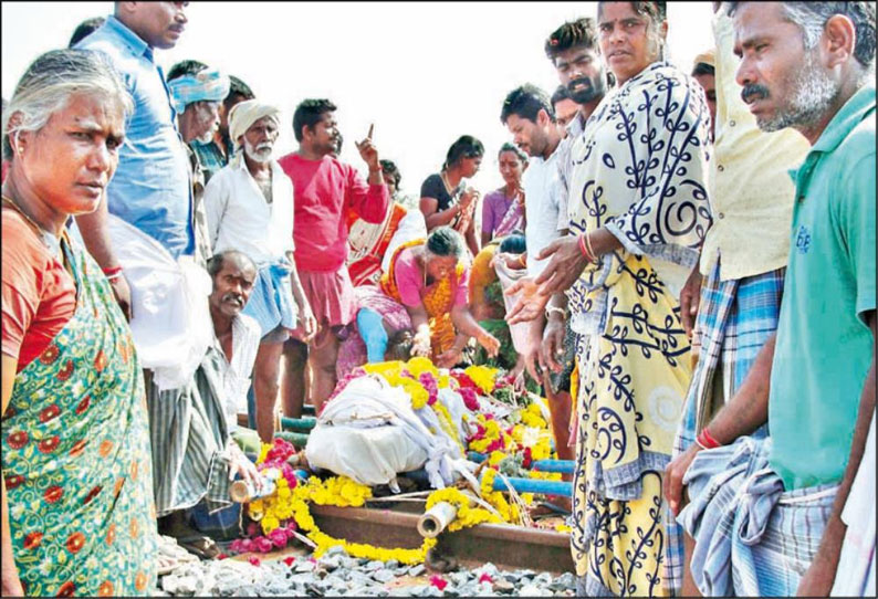 சுடுகாட்டுக்கு செல்லும் வழியை மறித்து சுரங்கப்பாதை: தண்டவாளத்தில் உடலை வைத்து கிராம மக்கள் போராட்டம்