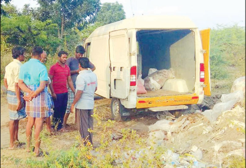 ஏரியில் கழிவுகள் கொட்ட முயன்ற வாகனத்தை இளைஞர்கள் சிறைபிடிப்பு