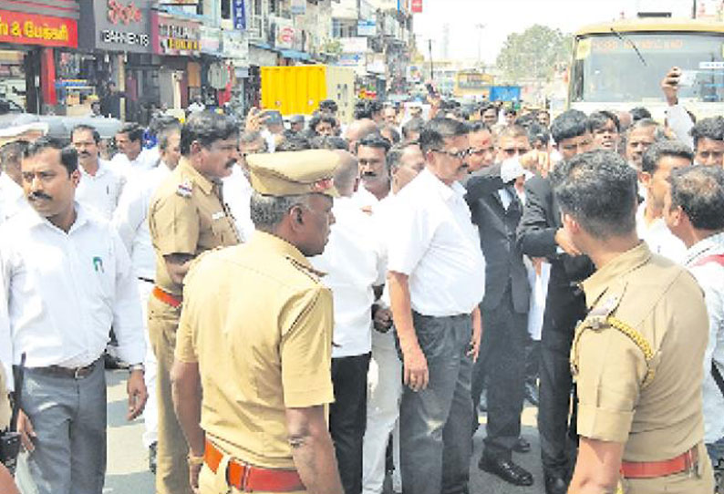 பஸ் நிலையத்திற்குள் உரக்கிடங்கு அமைப்பதற்கு எதிர்ப்பு பூந்தமல்லி நகராட்சியை கண்டித்து வக்கீல்கள் சாலைமறியல்