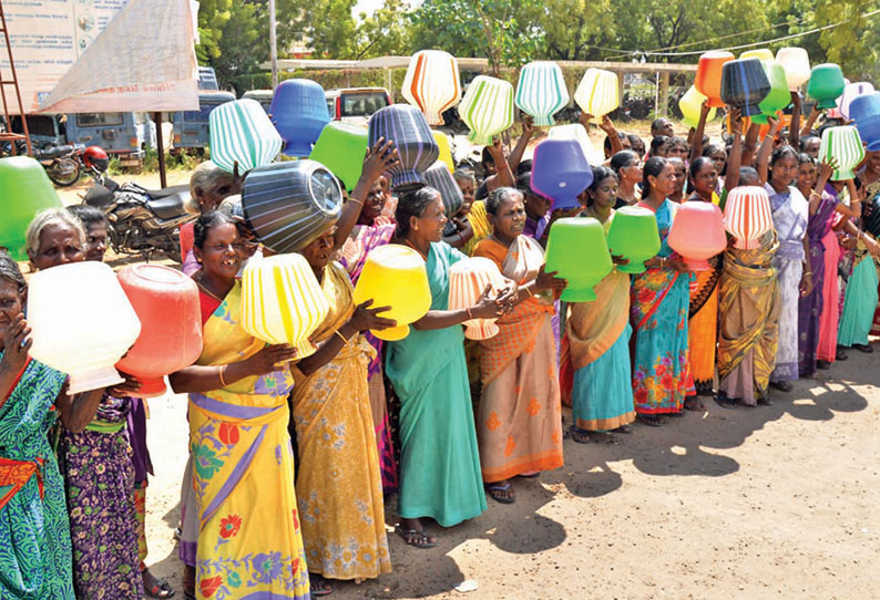 கலெக்டர் அலுவலகத்தில் கிராம மக்கள் காலிக்குடங்களுடன் போராட்டம்