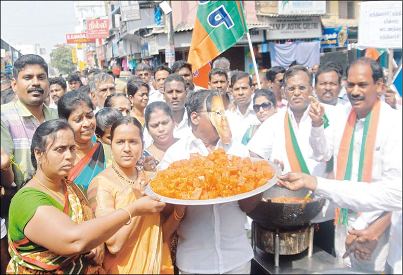 காங்கிரஸ் கட்சிக்கு பதிலடி கொடுக்கும் வகையில் பா.ஜ.க.வினர் அல்வா கொடுக்கும் போராட்டம்