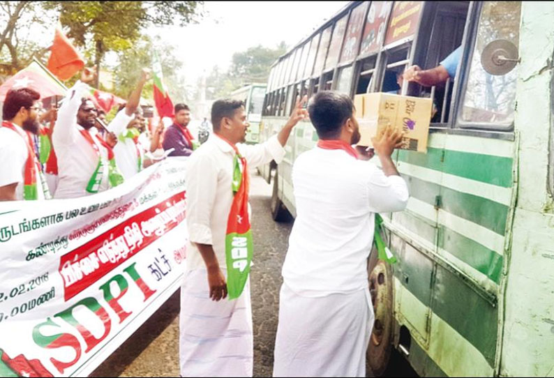 பழுதடைந்த சாலையை சீரமைக்க வலியுறுத்தி பிச்சை எடுத்து நெடுஞ்சாலை துறைக்கு பணம் அனுப்பும் போராட்டம்