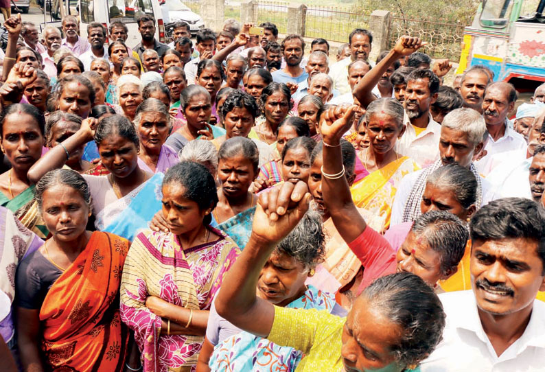 நெல்லை கலெக்டர் அலுவலகத்தில் கிராம மக்கள் முற்றுகை போராட்டம்