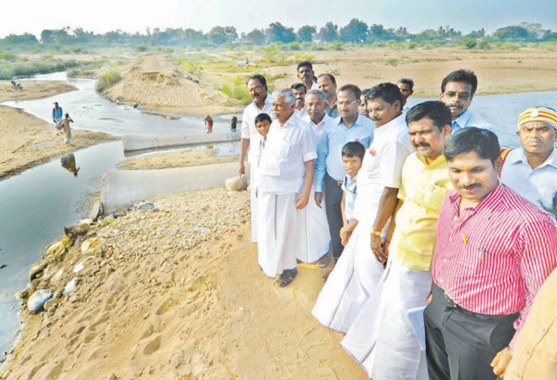 கொள்ளிடம் ஆற்றின் குறுக்கே ரூ.56 கோடியில் உயர்மட்ட பாலம் அமைச்சர் இடத்தை ஆய்வு செய்தார்