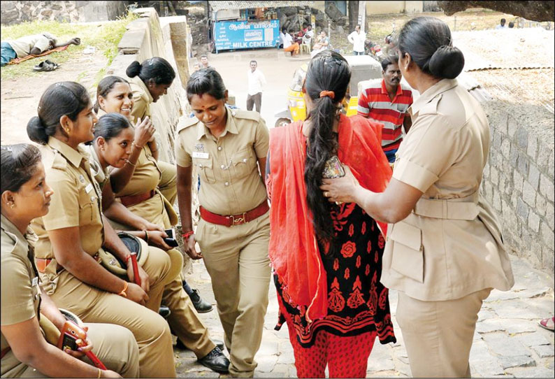 காதலர் தினத்தை முன்னிட்டு வேலூர் கோட்டைக்கு வந்த காதல் ஜோடிகள் விரட்டியடிப்பு