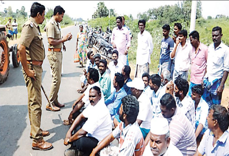 மணல் குவாரியில் இடைத்தரகர்களை நீக்க கோரி டிராக்டர்களை சிறைபிடித்து டிரைவர்கள் போராட்டம்