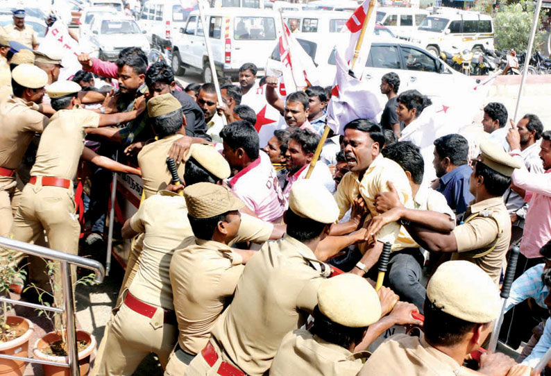 ரெயில்வே துறையை தனியார் மயமாக்குவதை கண்டித்து வாலிபர் சங்கத்தினர் ரெயில் மறியல் போராட்டம்