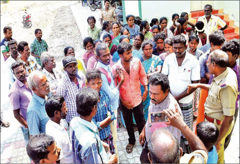 விருதுநகர் அருகே அரசு பள்ளியில் பெற்றோர் முற்றுகை