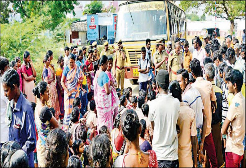 மாணவர்களை துப்புரவு பணியில் ஈடுபடுத்திய ஊழியரை கண்டித்து போராட்டம்