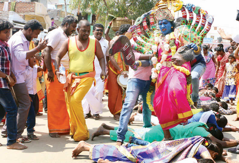 ஆடு, கோழிகளை கடித்து பக்தர்கள் ஊர்வலம்