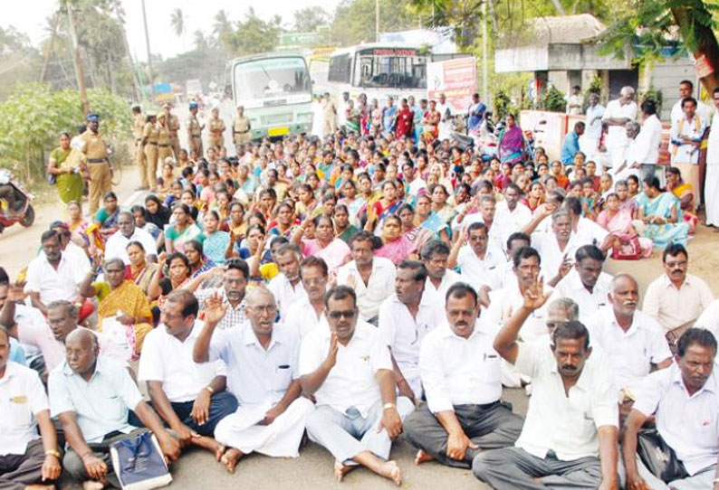 வரையறுக்கப்பட்ட ஊதியம் வழங்கக்கோரி சத்துணவு ஊழியர்கள் சாலைமறியல்