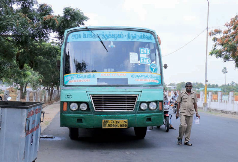 நெல்லை புதிய பஸ்நிலையத்தில் பரபரப்பு விபத்து வழக்கில் இழப்பீடு வழங்காததால் 3 அரசு பஸ்கள் ஜப்தி