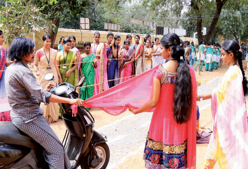 பாளையங்கோட்டையில் சமூக விழிப்புணர்வு நாடகங்களை மாணவிகள் நடித்து காட்டினர்