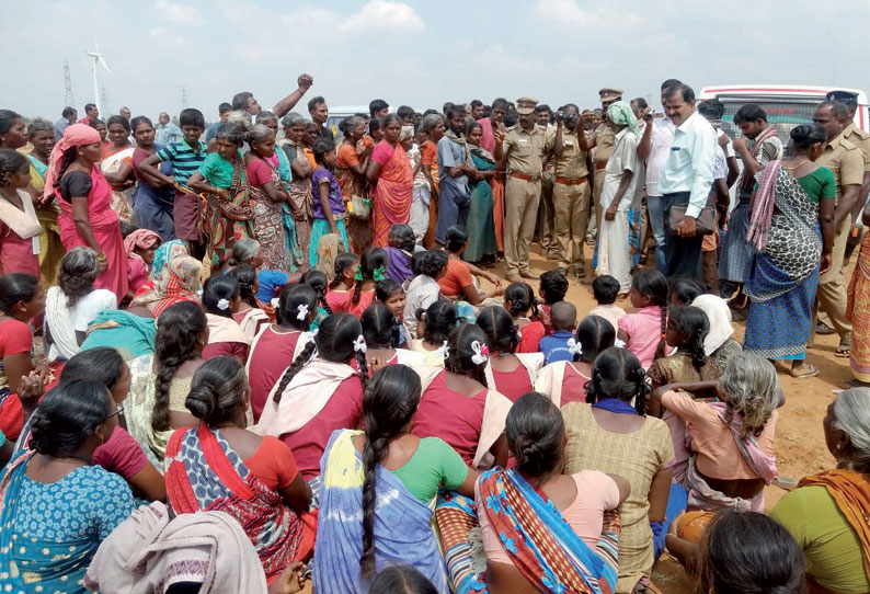 மானூர் அருகே கிராம மக்கள் முற்றுகை போராட்டம் தங்களது இடத்தை தனியார் நிறுவனம் ஆக்கிரமித்துள்ளதாக புகார்