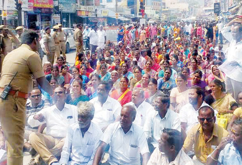 பல்வேறு கோரிக்கைகளை வலியுறுத்தி சத்துணவு ஊழியர்கள் மறியல் போராட்டம்