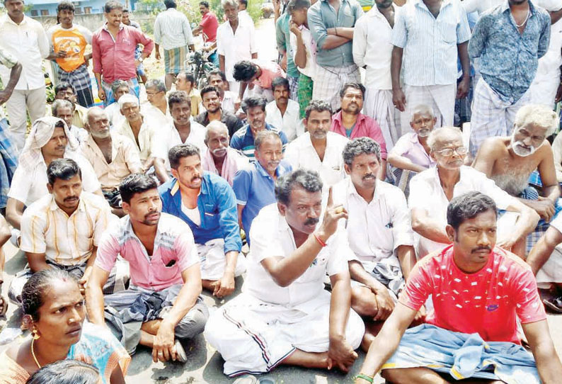 பயணிகள் நிழற்குடை ஆக்கிரமிப்பை கண்டித்து கிராம மக்கள் சாலை மறியல்