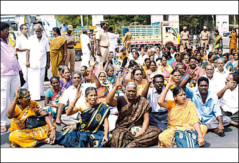 சத்துணவு ஊழியர் சங்கத்தினர் மறியல் போராட்டம் 135 பேர் கைது