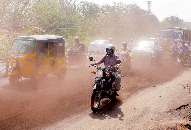 சாலையில் கொட்டி கிடந்த மணலால் வழுக்கி விழுந்து வாகன ஓட்டிகள் காயம்