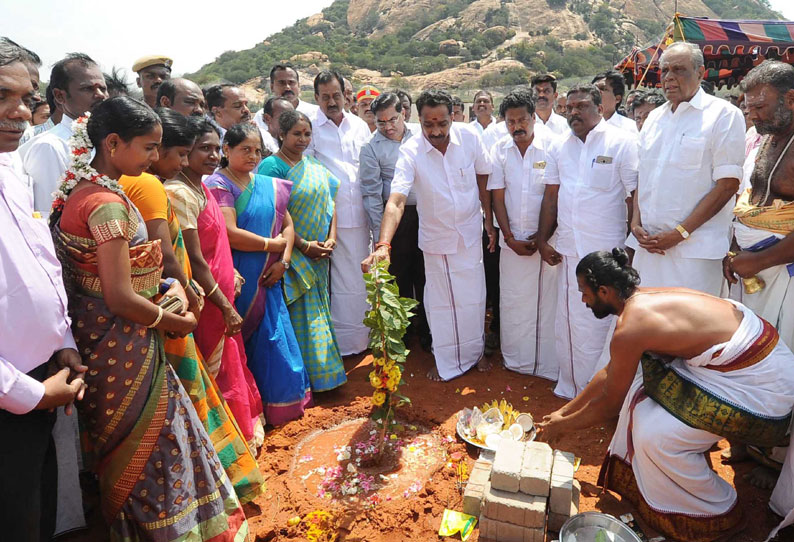 குளித்தலை பகுதியில் ரூ.4¼ கோடியில் புதிய கட்டிடம், தார் சாலை அமைக்கும் பணி