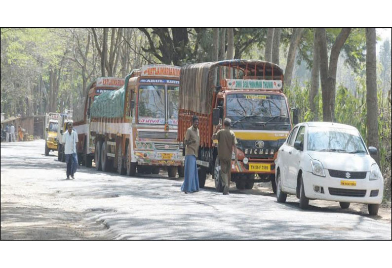 காவிரிநீர் பங்கீடு தீர்ப்பு எதிரொலி: தமிழக- கர்நாடக எல்லையில் வாகனங்கள் நிறுத்தம்