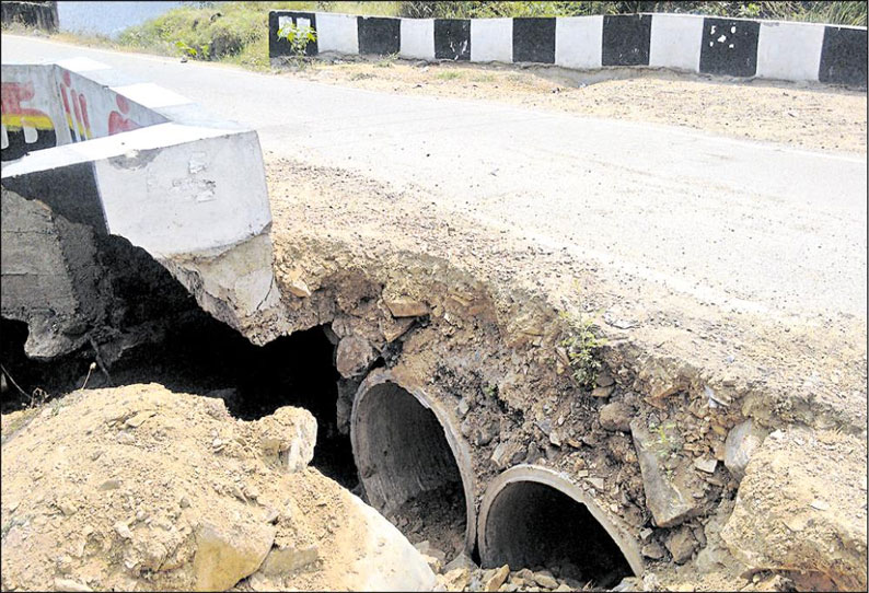 கூடுவாஞ்சேரியில் ஆபத்தான நிலையில் தரைப்பாலம்: பேரூராட்சி நிர்வாகம் நடவடிக்கை எடுக்க கோரிக்கை