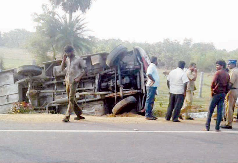 தூசி அருகே சாலையோரம் வேன் கவிழ்ந்து விபத்து; 18 பேர் காயம்