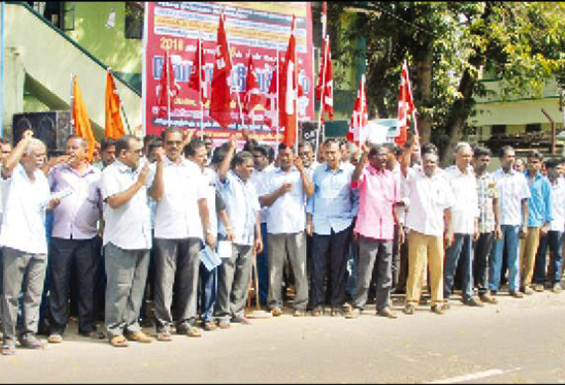 மின்வாரிய ஊழியர்கள் வேலைநிறுத்தம் ஆர்ப்பாட்டத்திலும் ஈடுபட்டனர்